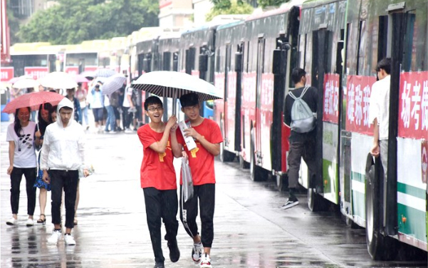 医护人员考点驻守,193辆公交车专程接送,公安、城管和环保等全程护航——全市4万余考生完成中考首日考试